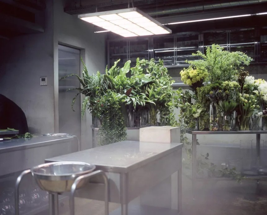 Jardines des Fluers Toyko store interior which is designed as flower ’butchery’ with steel tables and flower fridge Jardines des Fluers Toyko store interior which is designed as flower ’butchery’ with steel tables and flower fridge
