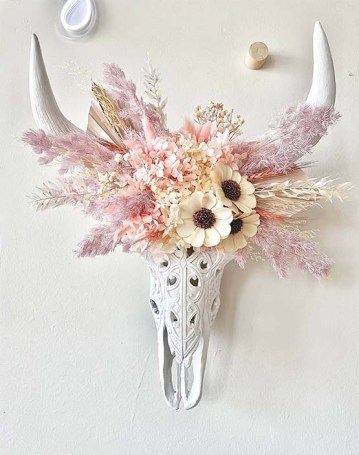wall design with dried flowers