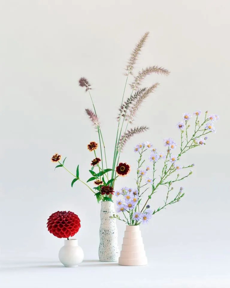 Flùr Toronto flower arrangements of individual flowers in three pastel geometric vases Flùr Toronto flower arrangements of individual flowers in three pastel geometric vases