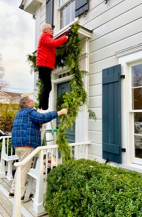 set up outdoor garland