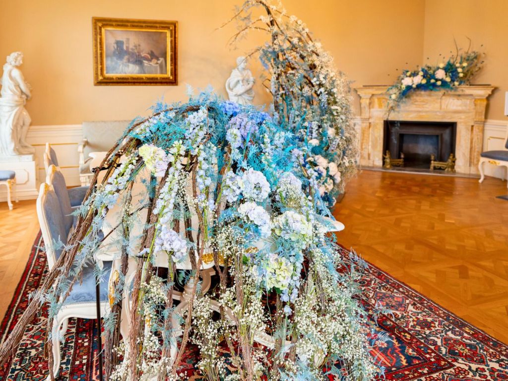 Stormy-Waves-of-the-Storm-Floral-Design-Showcase
